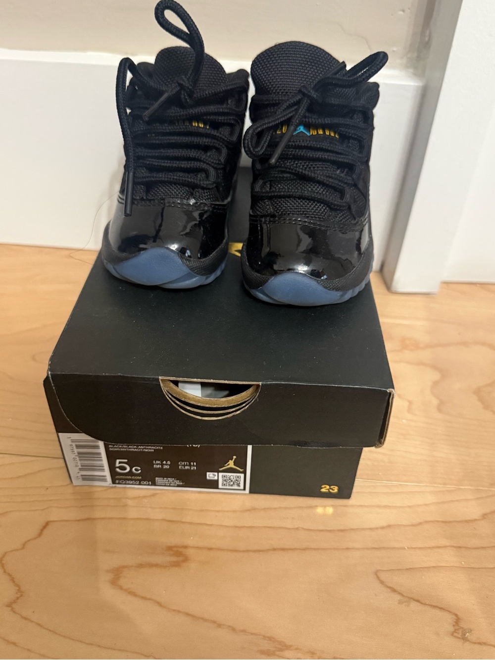 Jordan Toddler kids Black Patent Leather Sneakers with Blue Accents 5C